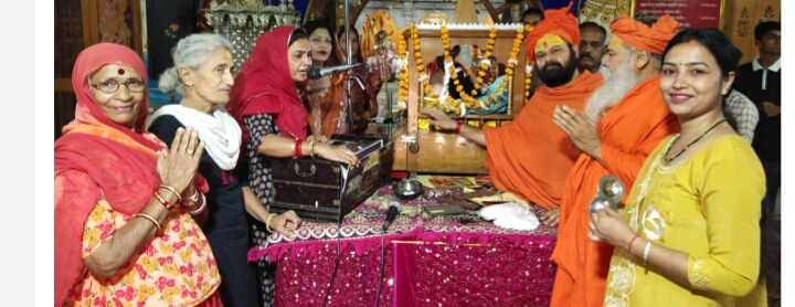 अखंड खड़ी सप्ताह में साधक कर रहे संकीर्तन