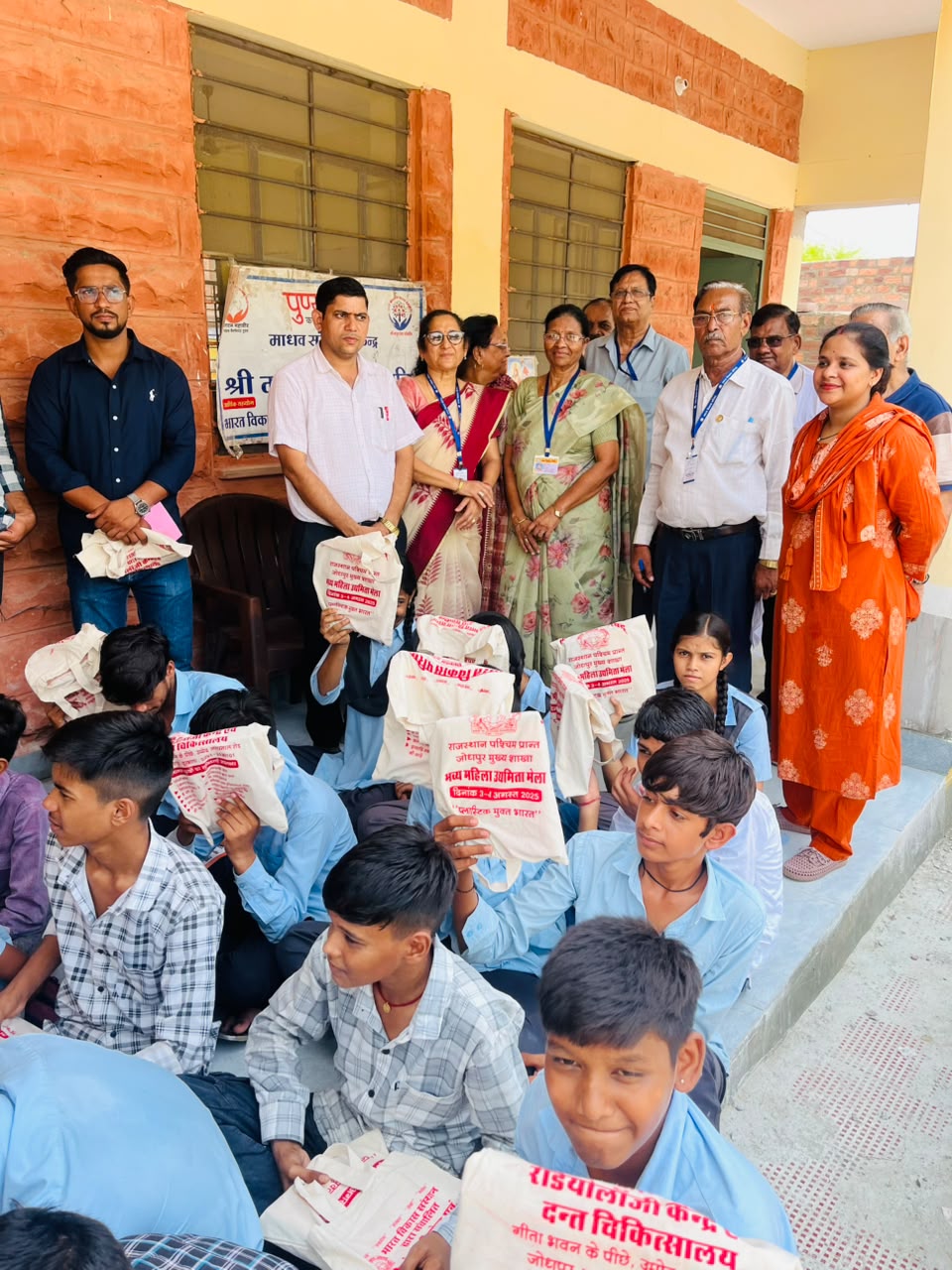 भारत विकास परिषद जोधपुर मुख्य शाखा द्वारा 250 विद्यार्थियों को स्टेशनरी, 275 को कपड़े के थैले वितरित