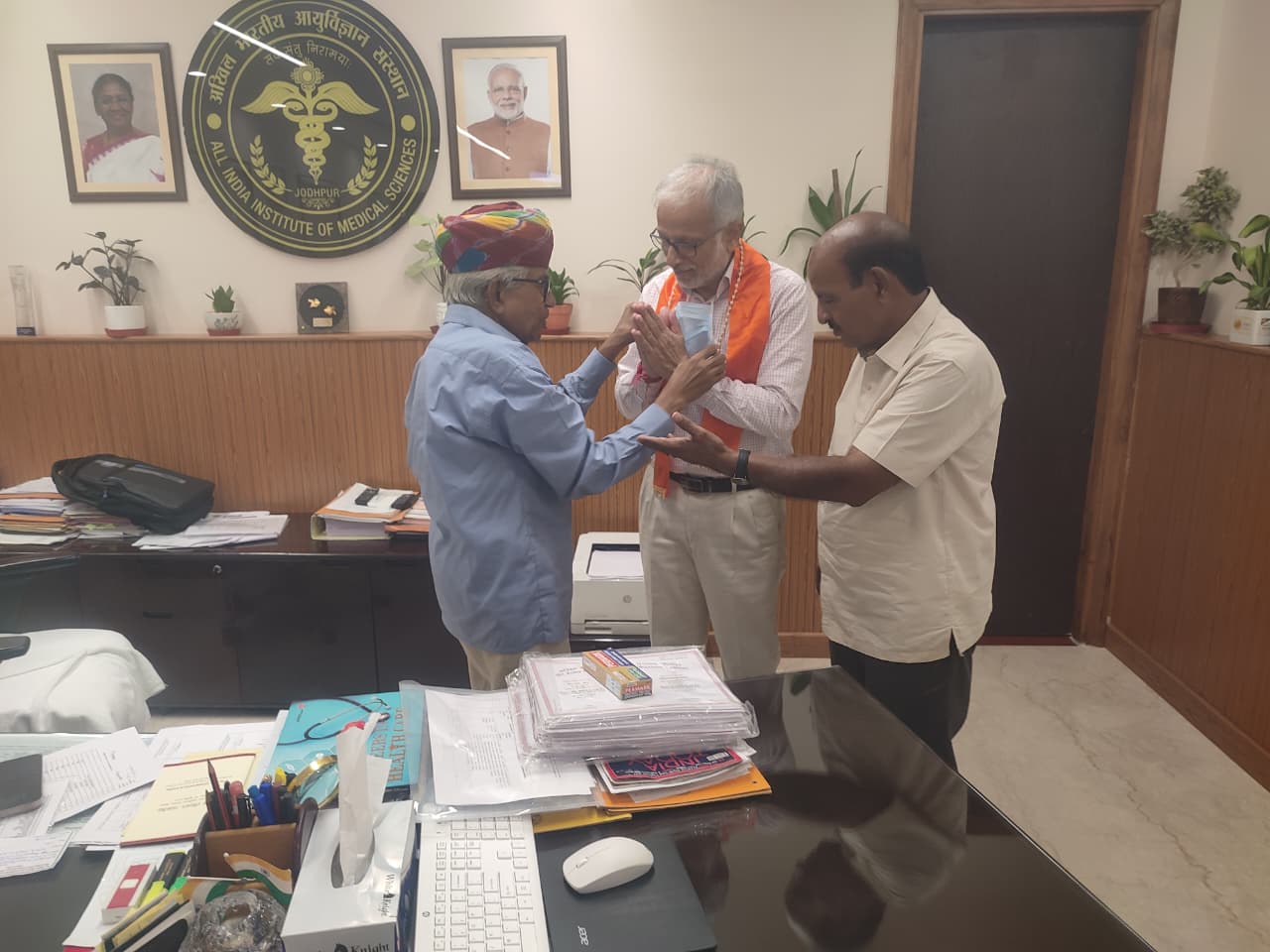 जन सेवा स्वास्थ संस्थान के पदाधिकारियों ने एम्स डायरेक्टर गोवर्धन पुरी से शिष्टाचार के साथ की मुलाकात