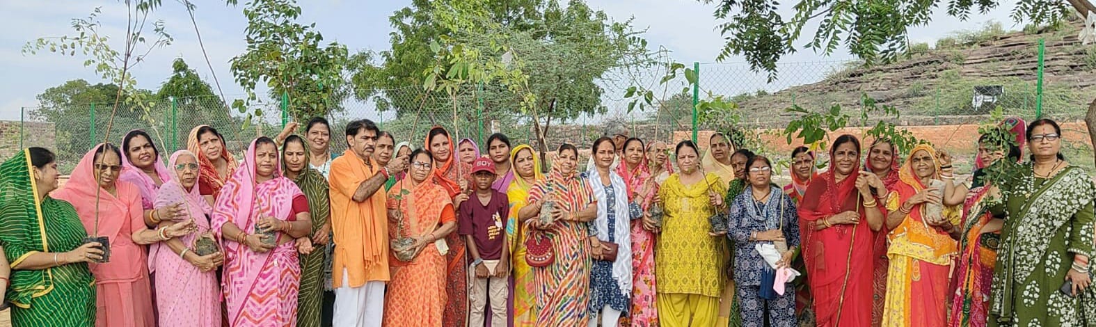 पेड़ लगाओ पर्यावरण बचाओ अभियान के तहत उमेद बाबा गोशाला पालड़ी मांगलिया में लगाए 51 पौधे
