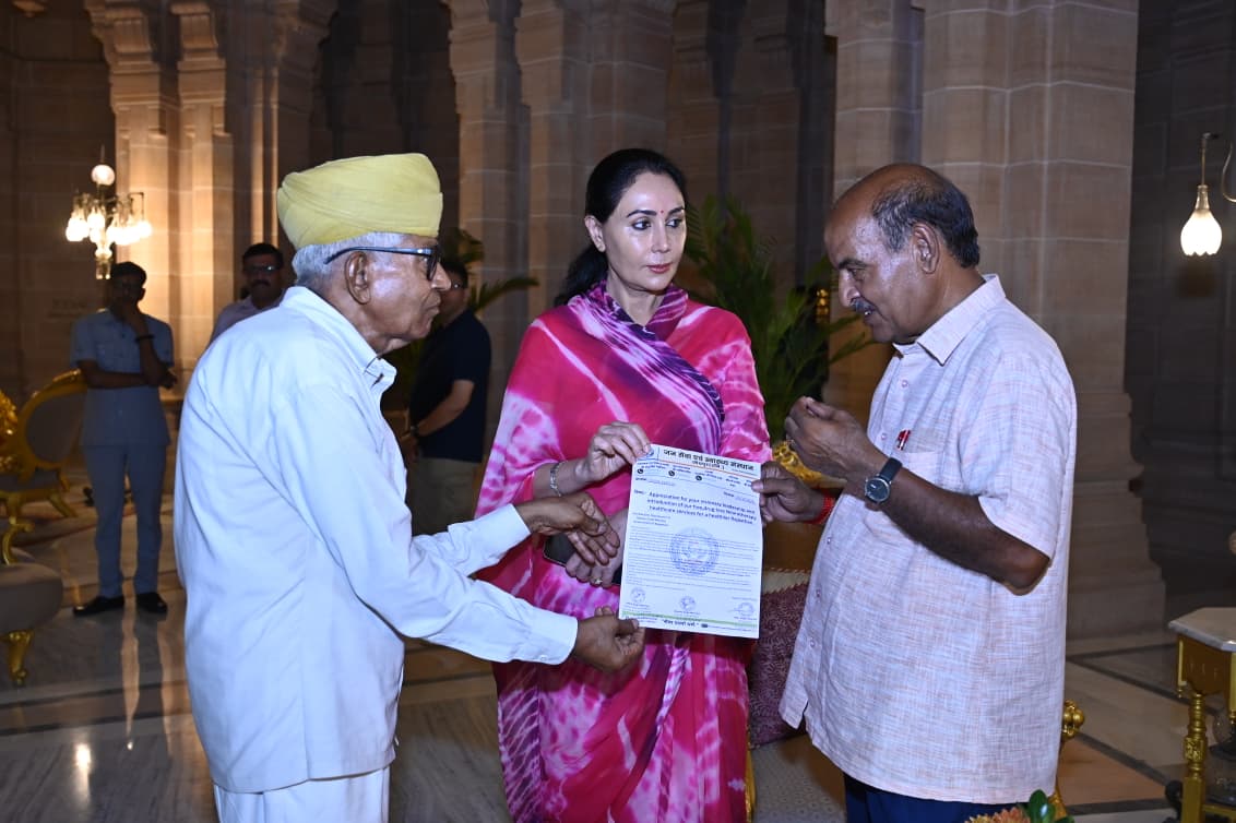 उप मुख्यमंत्री दिया कुमारी ने जन सेवा स्वास्थ्य संस्थान के पोस्टर का विमोचन किया