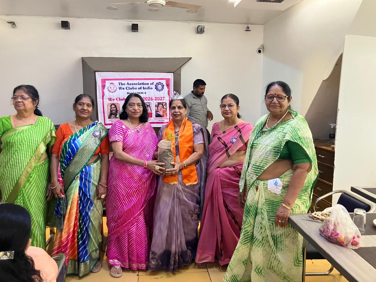 वी क्लब प्रेरणा का इंस्टॉलेशन समारोह और शपथ ग्रहण समारोह फन एंड फूड होटल में में आयोजित किया गया