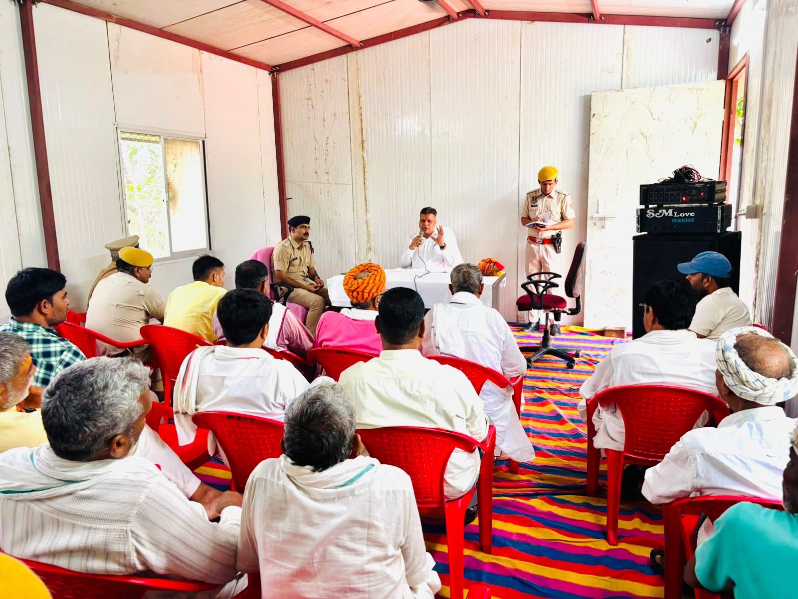 डीआईजी पंकज चौधरी पिलौदा थाने पहुंचे और गोद लिए थाने की विजिट कर रहे हैं