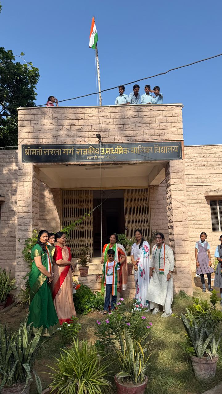 स्वाधीनता दिवस पर सरला गर्ग विद्यालय में साधना मोहनोत द्वारा लड्‌डू वितरित