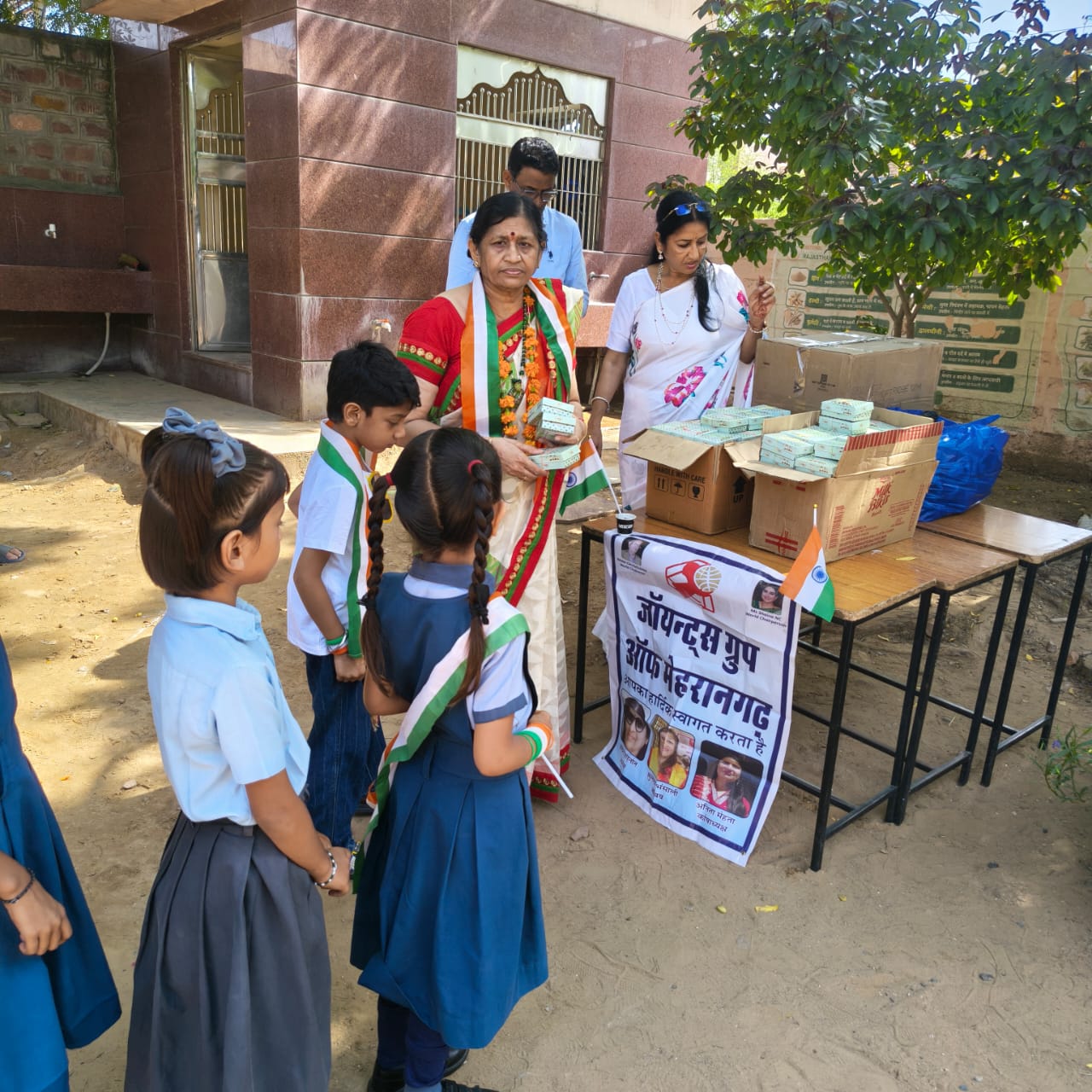 जायंट्स मेहरानगढ़ की अध्यक्ष साधना मोहनोत द्वारा लड्‌डू वितरित किए गए