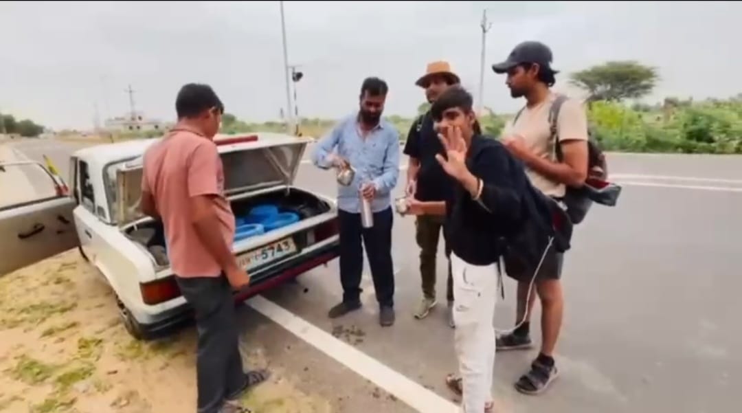 26 साल से सेवा की मिसाल: भाद्रपद में बाबा रामदेव के जातरुओं को शीतल जल और नींबू पानी पिलाते हैं विजय सिंह कच्छवाह