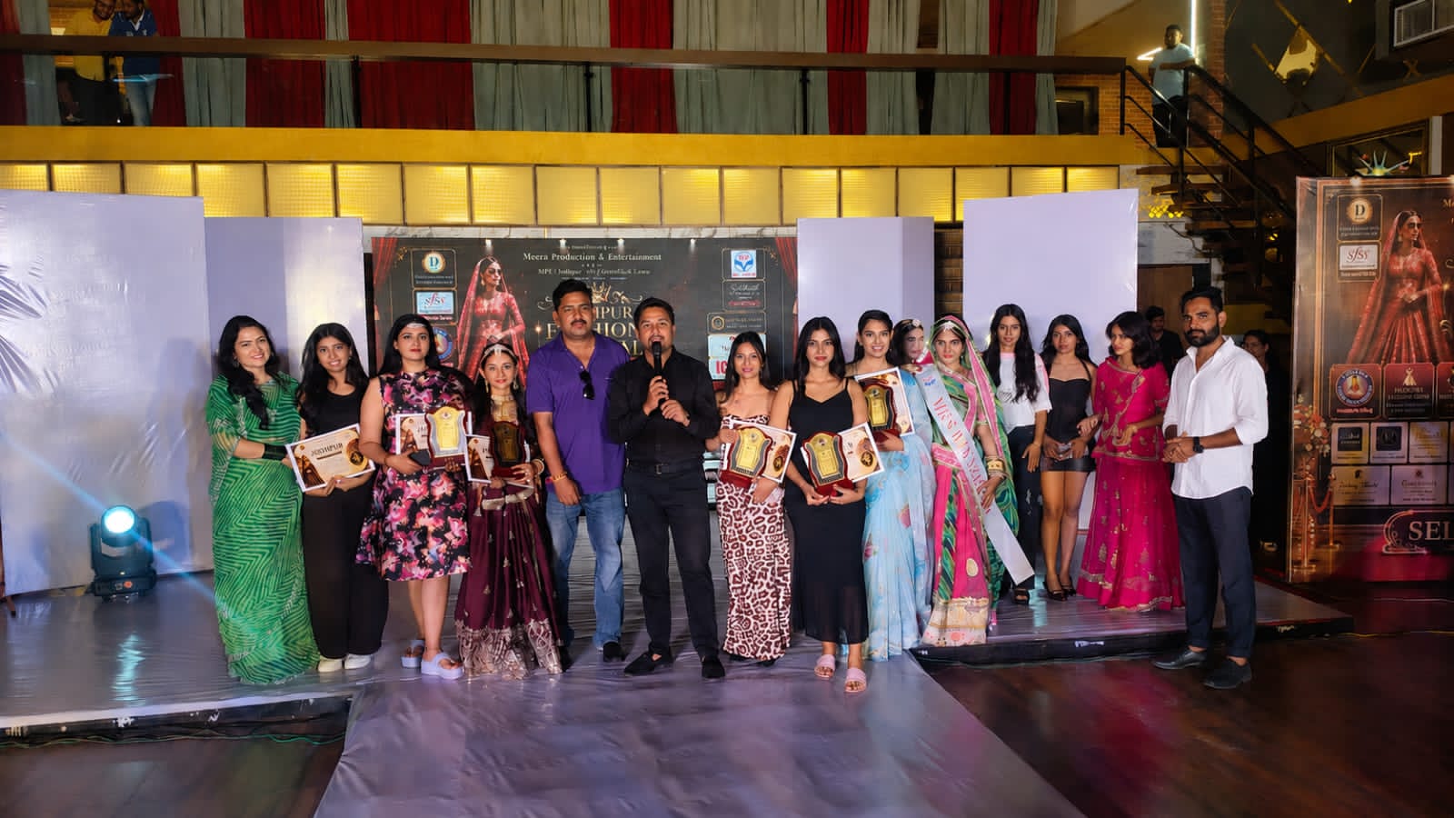 जोधपुर फैशन फेस्टिवल में बिखरा ग्लैमर का जलवा, रैंप पर दिखी प्रतिभाओं की चमक